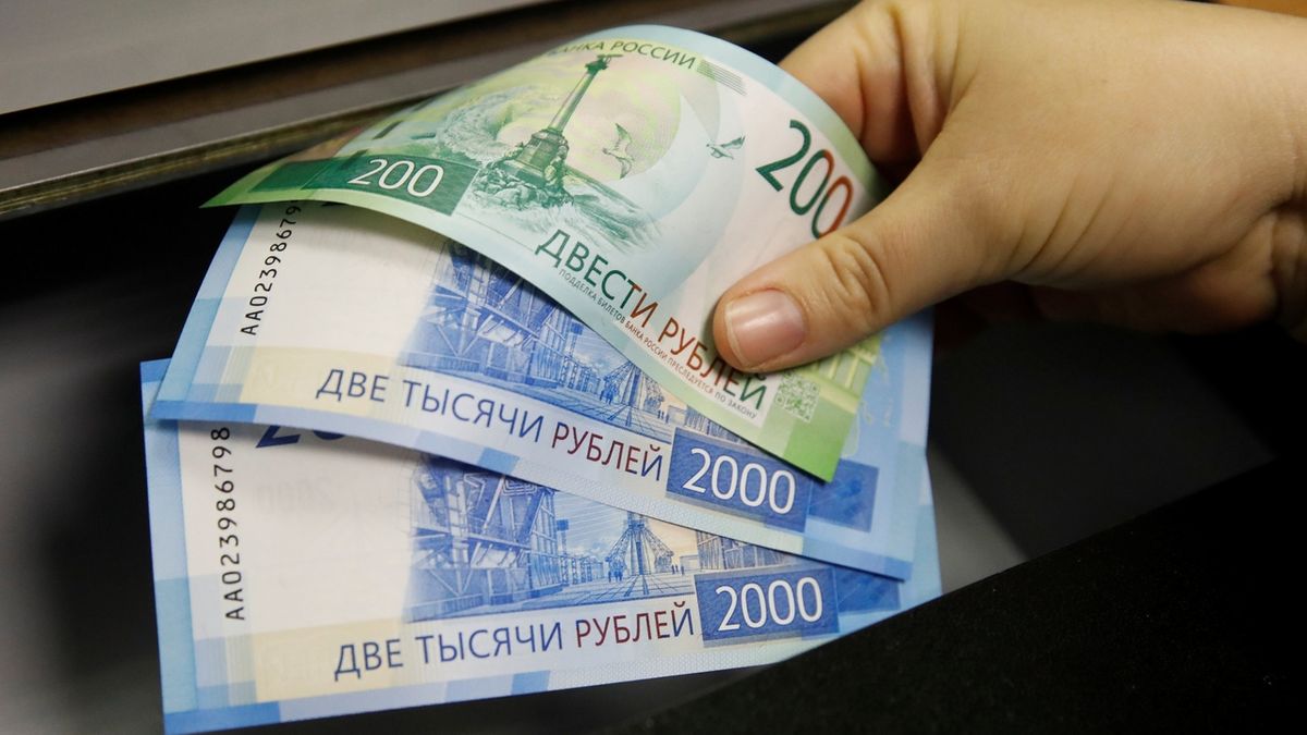 Nic než katastrofa. Ruské akcie i rubl se dál řítí ke dnu